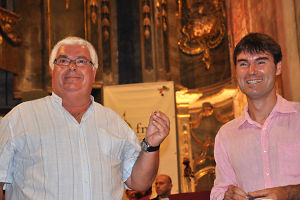 Andreu Torres rep l'insignia d'or de mans de Ricard de la Fuente